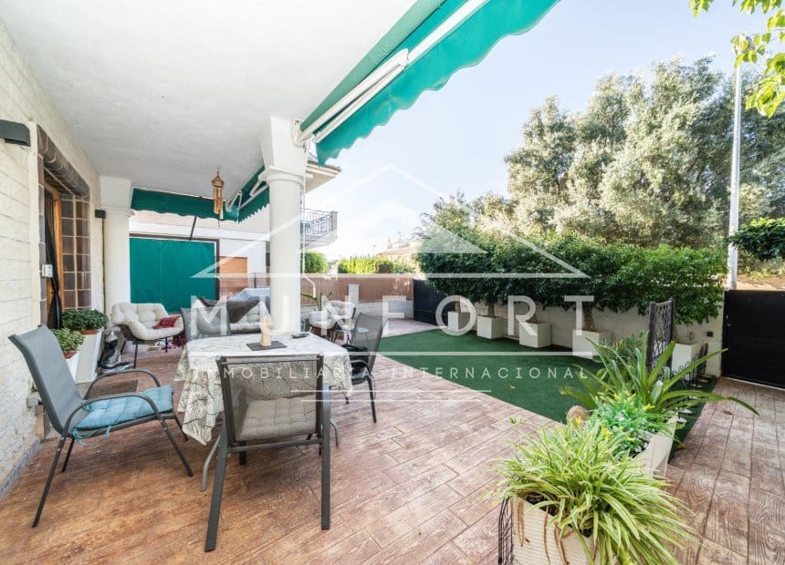 8 soveværelse Rækkehus til salg i Los Cuarteros med garage - € 359.000 (Ref: 10095046)
