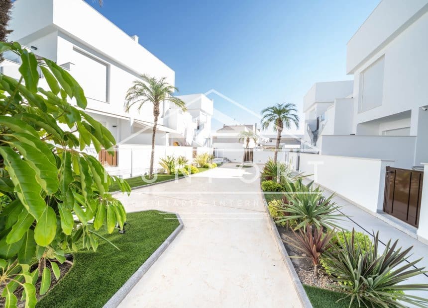 2 makuuhuone Bungalow myytävänä paikassa Pilar de la Horadada mukana uima-altaan 
autotalli - 249 000 € (Ref: 10101198)