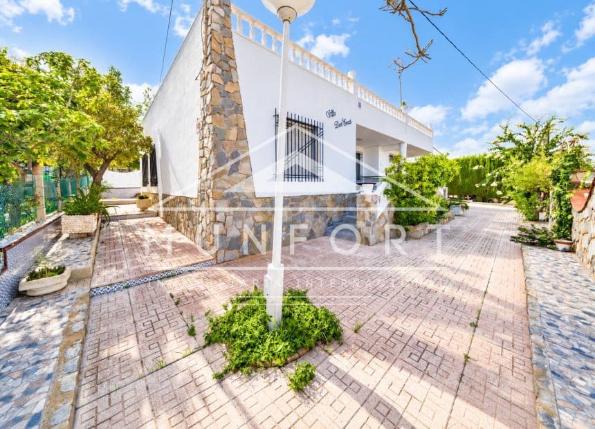 4 soveværelse Villa til salg i El Carmoli med garage - € 250.000 (Ref: 10145347)