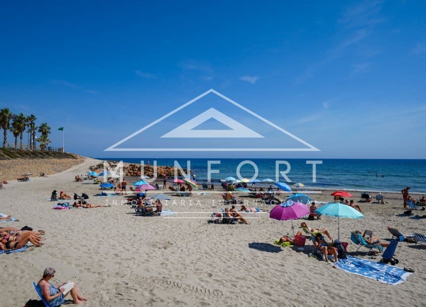 3 makuuhuone Rivitalo myytävänä paikassa Playa Flamenca mukana uima-altaan - 275 900 € (Ref: 10145349)