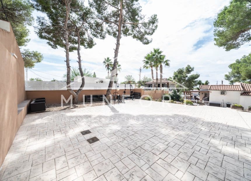4 soveværelse Villa til salg i Pinar de Campoverde med swimmingpool garage - € 395.000 (Ref: 10154340)