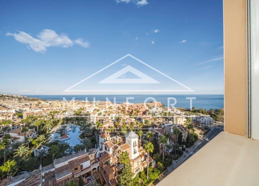 3 makuuhuone Huoneisto myytävänä paikassa Torrevieja mukana uima-altaan - 359 000 € (Ref: 10155887)