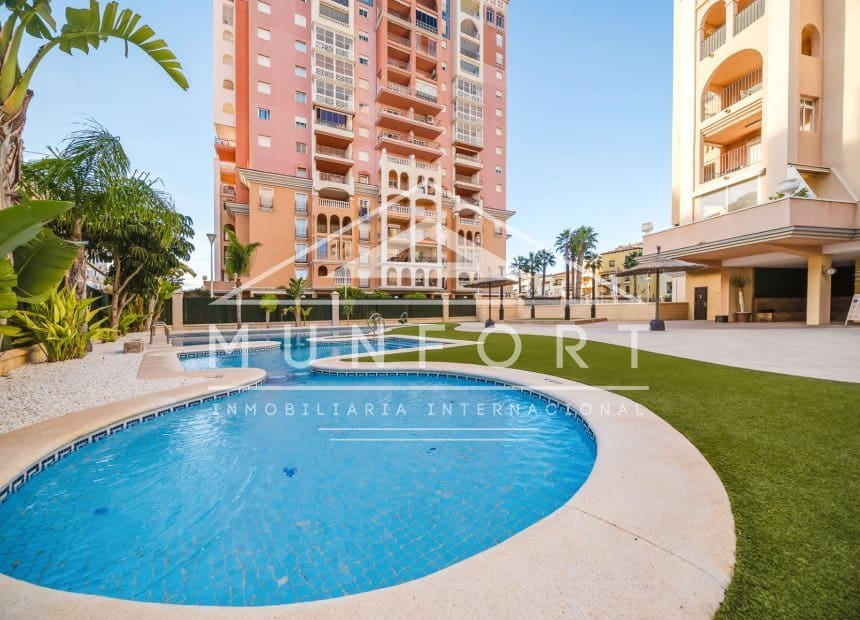 3 makuuhuone Huoneisto myytävänä paikassa Torrevieja mukana uima-altaan - 359 000 € (Ref: 10155887)