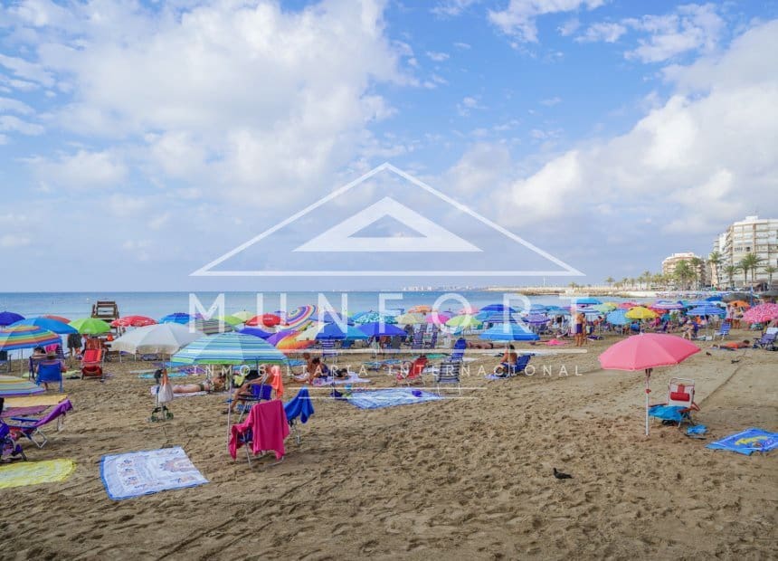 3 makuuhuone Huoneisto myytävänä paikassa Torrevieja mukana uima-altaan - 359 000 € (Ref: 10155887)