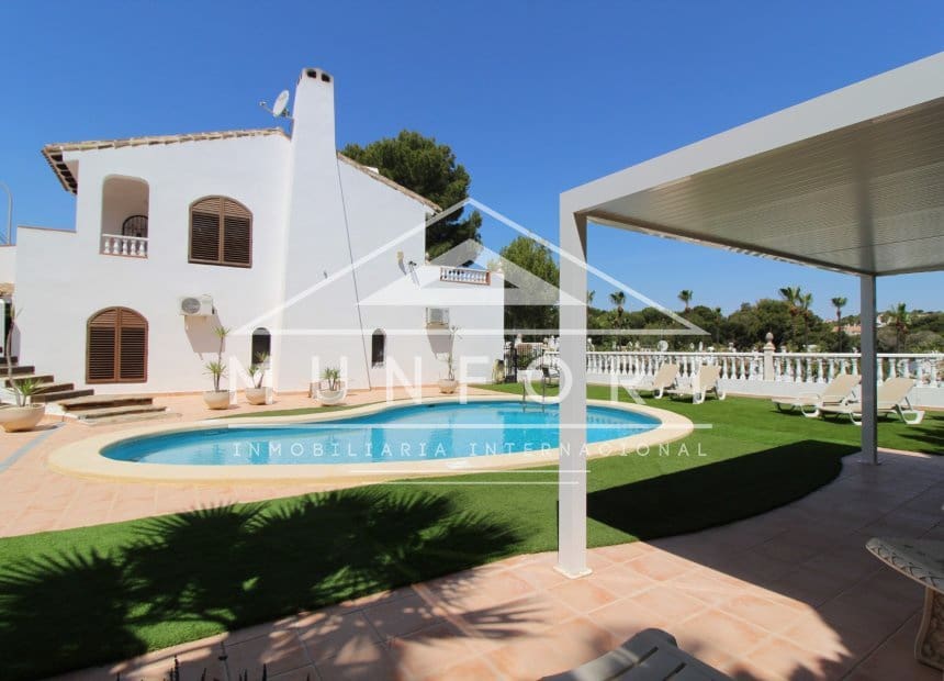 4 soveværelse Villa til salg i Villamartin med swimmingpool garage - € 700.000 (Ref: 10158347)