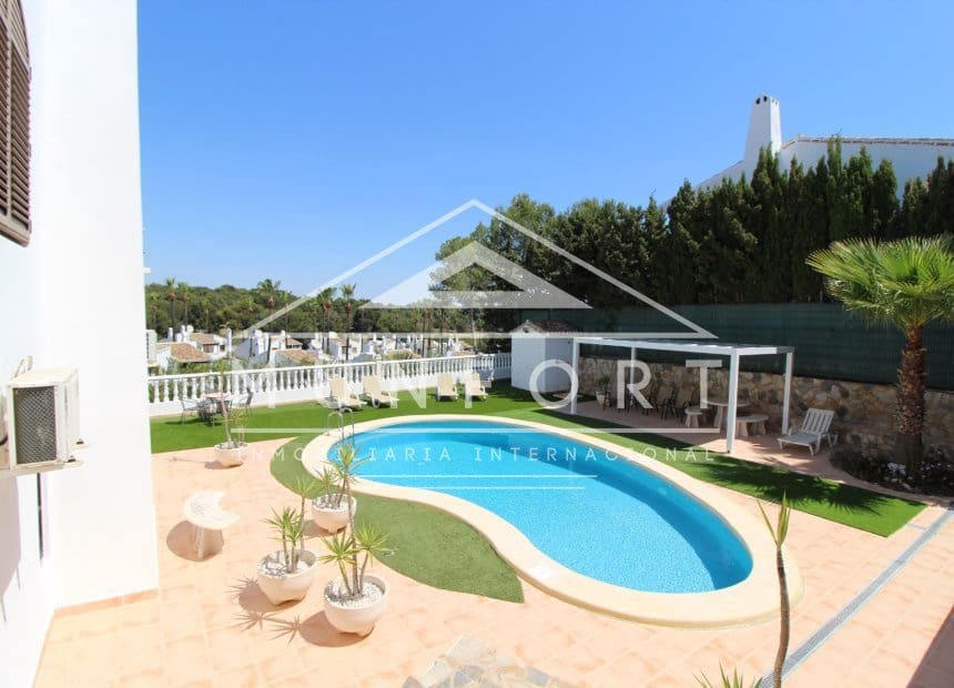 4 soveværelse Villa til salg i Villamartin med swimmingpool garage - € 700.000 (Ref: 10158347)