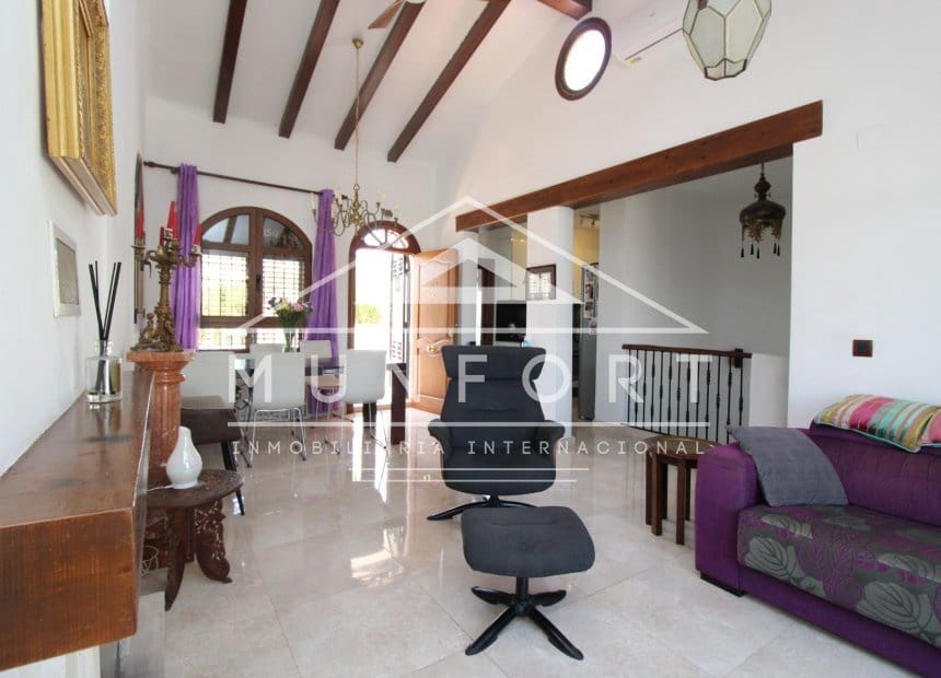 4 soveværelse Villa til salg i Villamartin med swimmingpool garage - € 700.000 (Ref: 10158347)