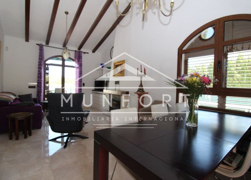 4 soveværelse Villa til salg i Villamartin med swimmingpool garage - € 700.000 (Ref: 10158347)