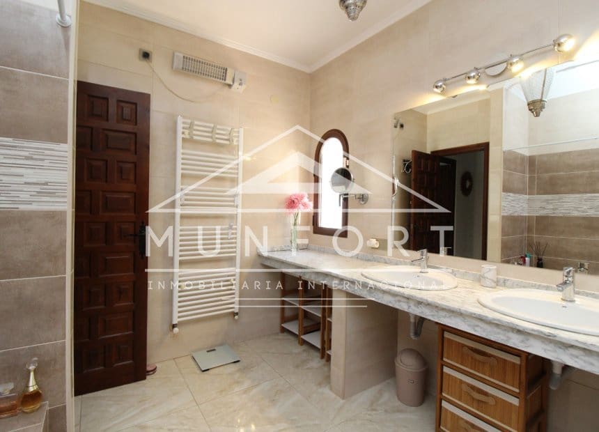 4 soveværelse Villa til salg i Villamartin med swimmingpool garage - € 700.000 (Ref: 10158347)