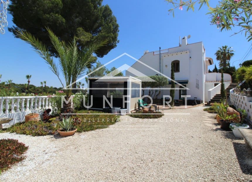 4 soveværelse Villa til salg i Villamartin med swimmingpool garage - € 700.000 (Ref: 10158347)