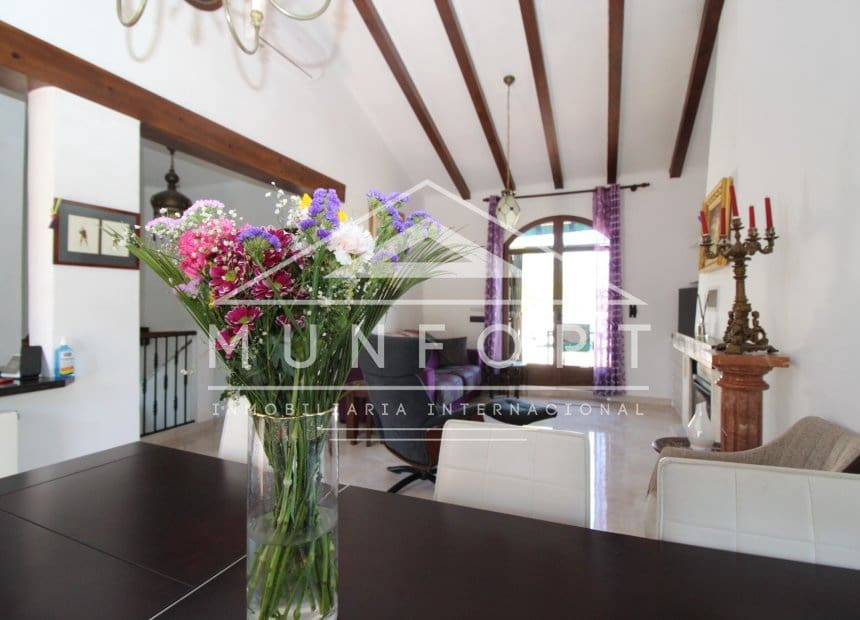4 soveværelse Villa til salg i Villamartin med swimmingpool garage - € 700.000 (Ref: 10158347)