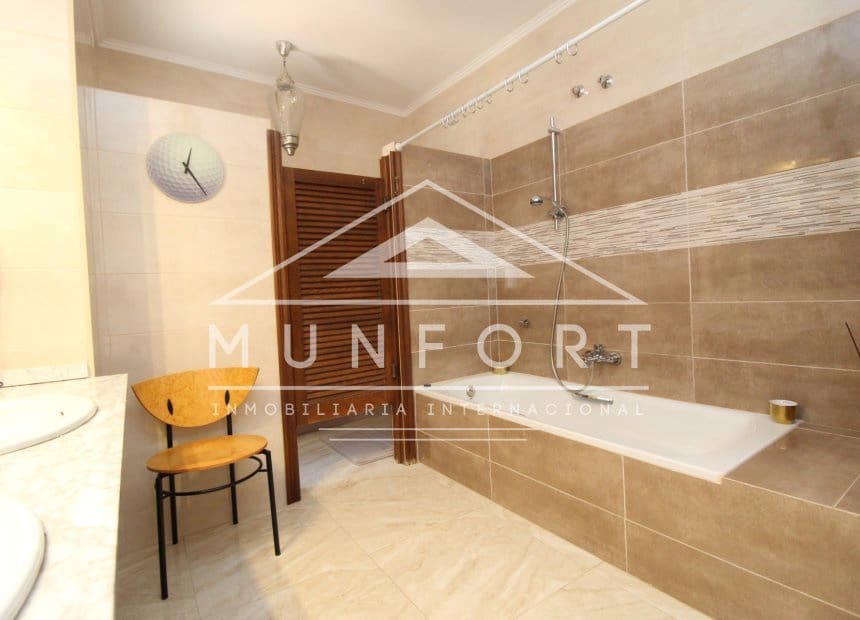 4 soveværelse Villa til salg i Villamartin med swimmingpool garage - € 700.000 (Ref: 10158347)