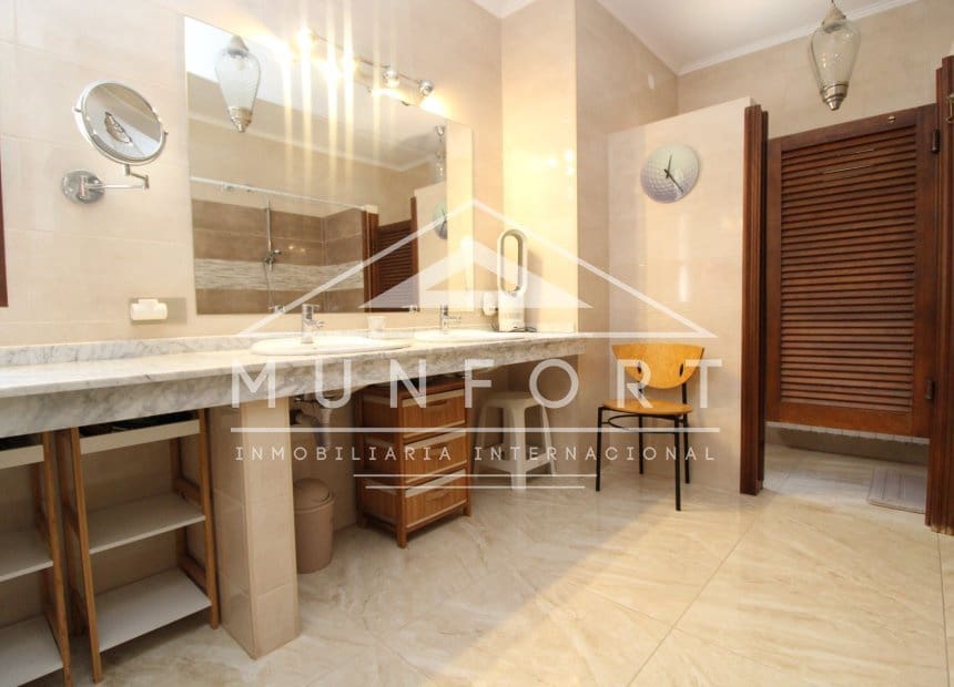 4 soveværelse Villa til salg i Villamartin med swimmingpool garage - € 700.000 (Ref: 10158347)