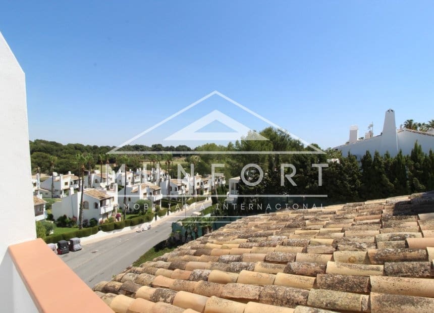 4 soveværelse Villa til salg i Villamartin med swimmingpool garage - € 700.000 (Ref: 10158347)