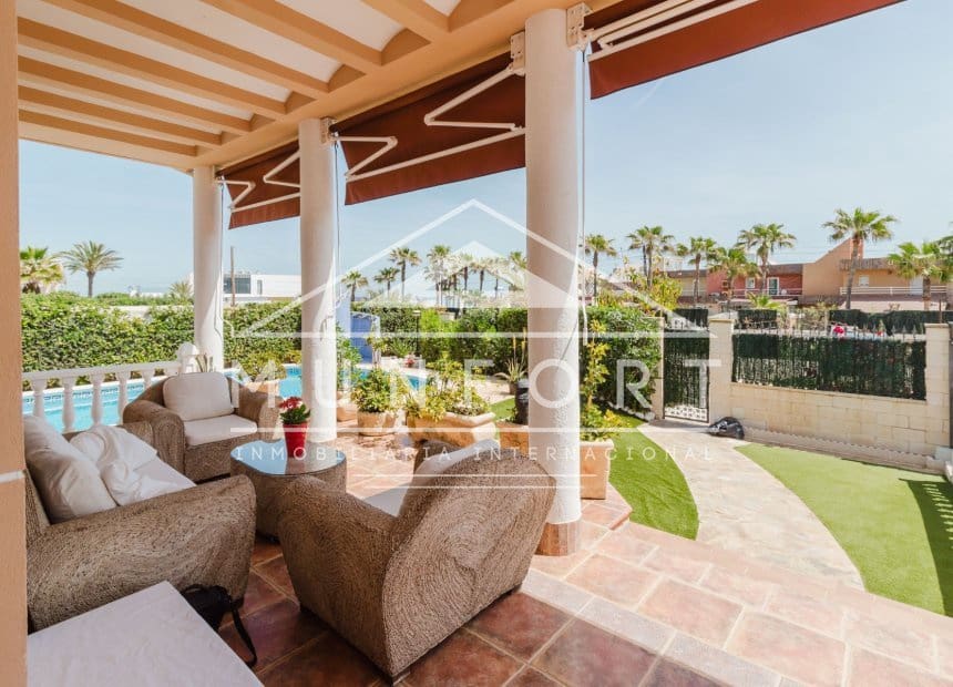 5 soveværelse Villa til salg i Torrevieja med swimmingpool garage - € 950.000 (Ref: 10158353)