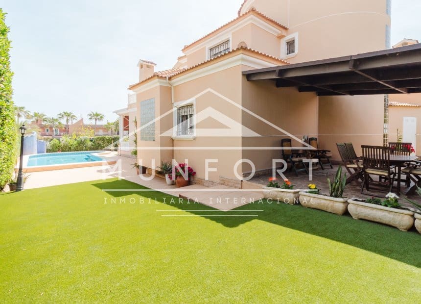 5 soveværelse Villa til salg i Torrevieja med swimmingpool garage - € 950.000 (Ref: 10158353)