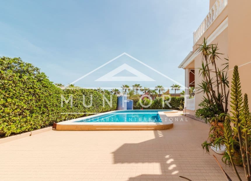 5 soveværelse Villa til salg i Torrevieja med swimmingpool garage - € 950.000 (Ref: 10158353)