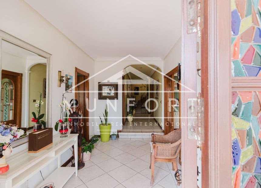 5 soveværelse Villa til salg i Torrevieja med swimmingpool garage - € 950.000 (Ref: 10158353)