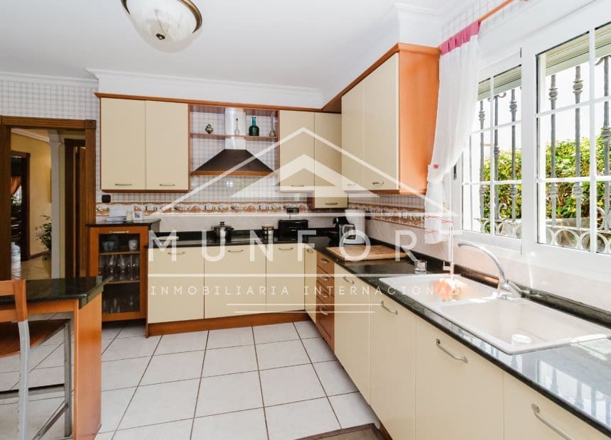 5 soveværelse Villa til salg i Torrevieja med swimmingpool garage - € 950.000 (Ref: 10158353)