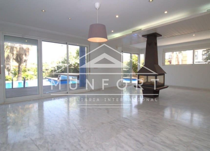 5 bedroom Villa for sale in La Manga del Mar Menor with pool - € 685,000 (Ref: 10159987)