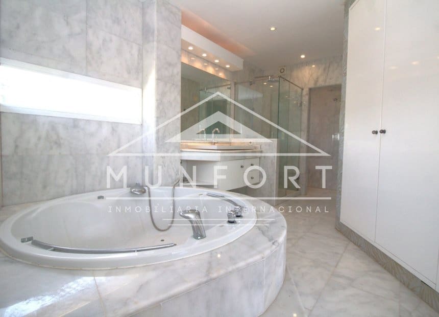 5 bedroom Villa for sale in La Manga del Mar Menor with pool - € 685,000 (Ref: 10159987)