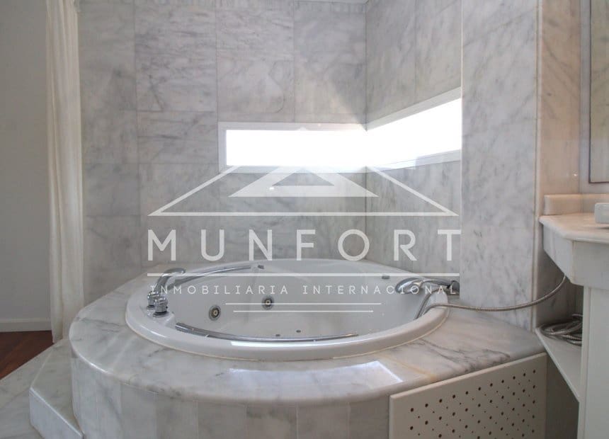 5 bedroom Villa for sale in La Manga del Mar Menor with pool - € 685,000 (Ref: 10159987)