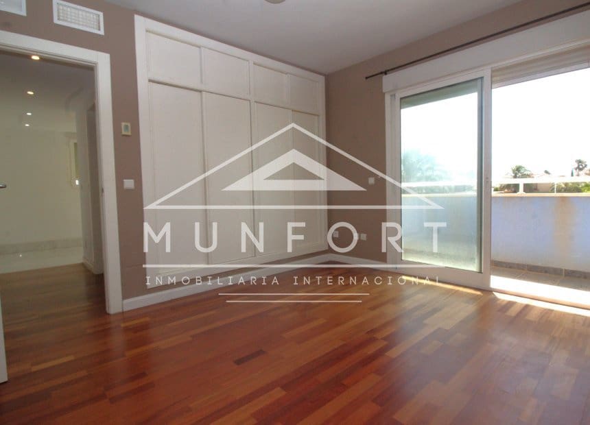 5 bedroom Villa for sale in La Manga del Mar Menor with pool - € 685,000 (Ref: 10159987)