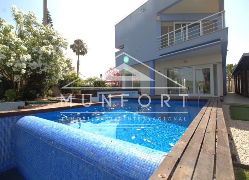 5 bedroom Villa for sale in La Manga del Mar Menor with pool - € 685,000 (Ref: 10159987)