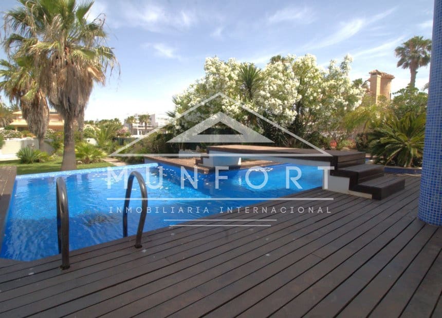 5 bedroom Villa for sale in La Manga del Mar Menor with pool - € 685,000 (Ref: 10159987)
