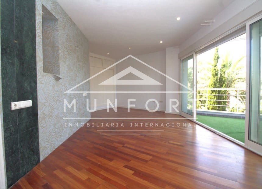 5 bedroom Villa for sale in La Manga del Mar Menor with pool - € 685,000 (Ref: 10159987)