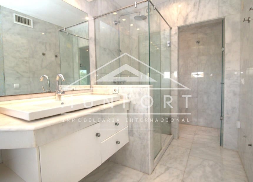 5 bedroom Villa for sale in La Manga del Mar Menor with pool - € 685,000 (Ref: 10159987)