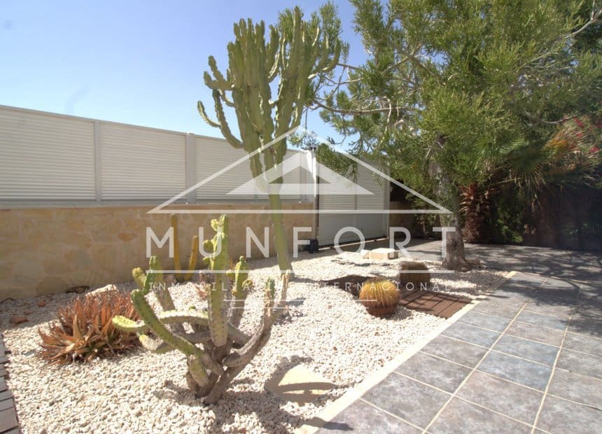 5 bedroom Villa for sale in La Manga del Mar Menor with pool - € 685,000 (Ref: 10159987)