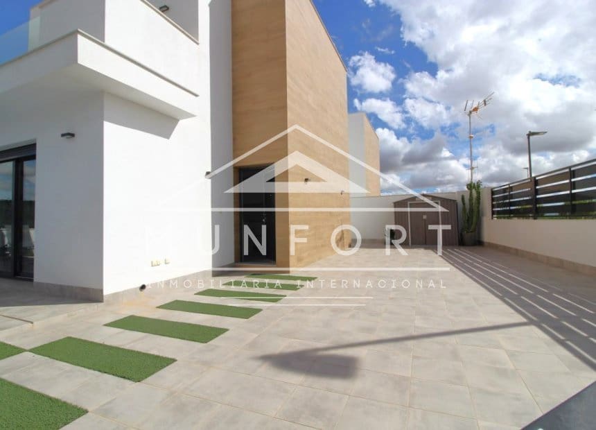 3 bedroom Villa for sale in Roldan with pool - € 419,900 (Ref: 10160110)