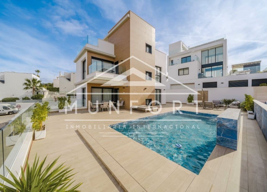 4 bedroom Villa for sale in Orihuela Costa with pool - € 995,000 (Ref: 10163250)