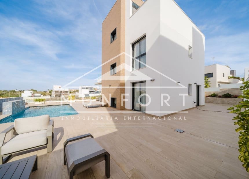 4 bedroom Villa for sale in Orihuela Costa with pool - € 995,000 (Ref: 10163250)
