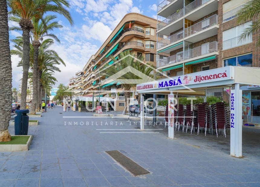 Bungalow de 2 habitaciones en Torrevieja en venta con piscina - 300.000 € (Ref: 10163389)