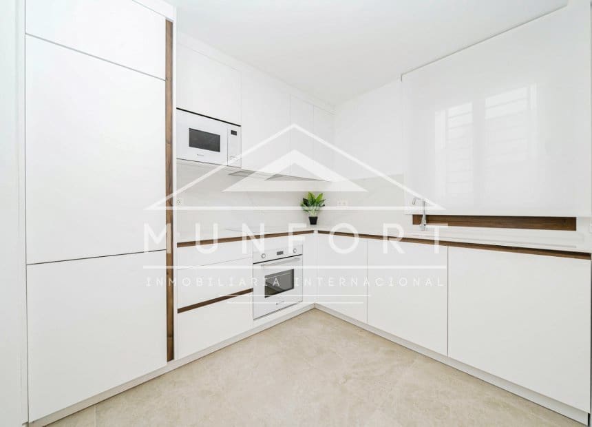 Bungalow de 2 habitaciones en Torrevieja en venta con piscina - 300.000 € (Ref: 10163389)