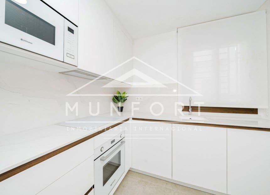 Bungalow de 2 habitaciones en Torrevieja en venta con piscina - 300.000 € (Ref: 10163389)
