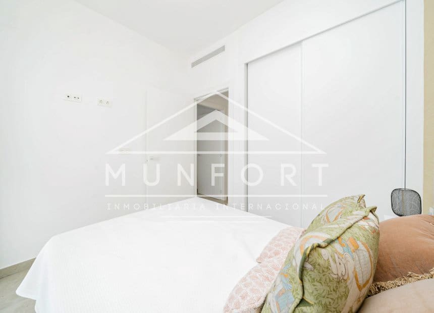 Bungalow de 2 habitaciones en Torrevieja en venta con piscina - 300.000 € (Ref: 10163389)