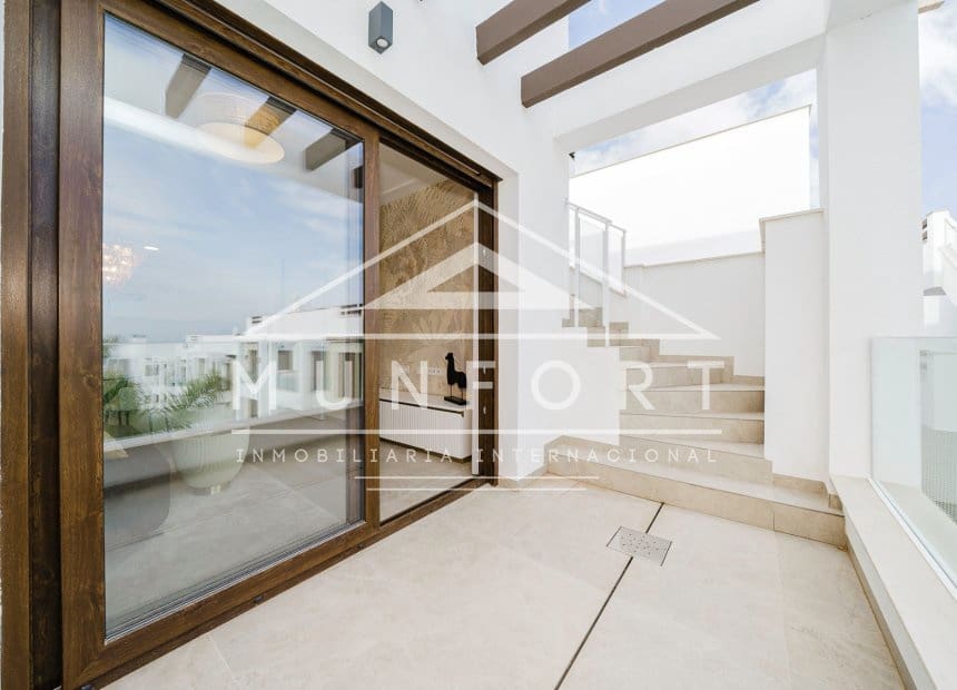Bungalow de 2 habitaciones en Torrevieja en venta con piscina - 300.000 € (Ref: 10163389)