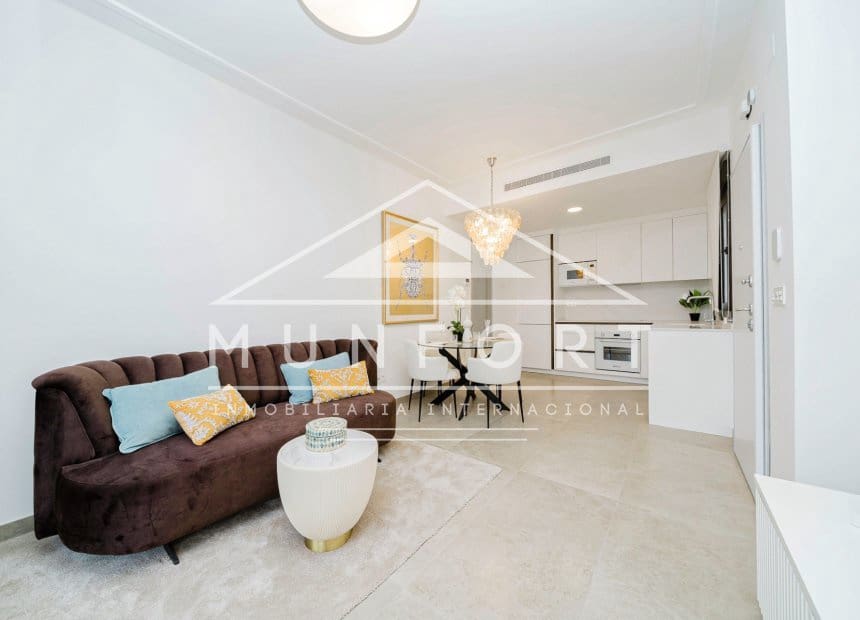 Bungalow de 2 habitaciones en Torrevieja en venta con piscina - 300.000 € (Ref: 10163389)