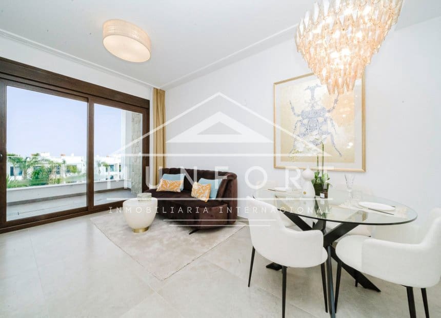 Bungalow de 2 habitaciones en Torrevieja en venta con piscina - 300.000 € (Ref: 10163389)