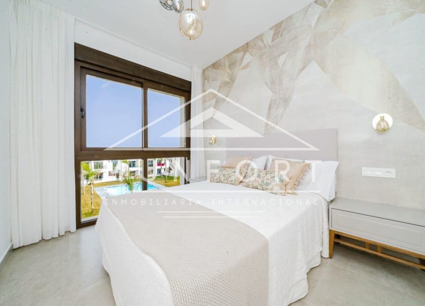 Bungalow de 2 habitaciones en Torrevieja en venta con piscina - 300.000 € (Ref: 10163389)