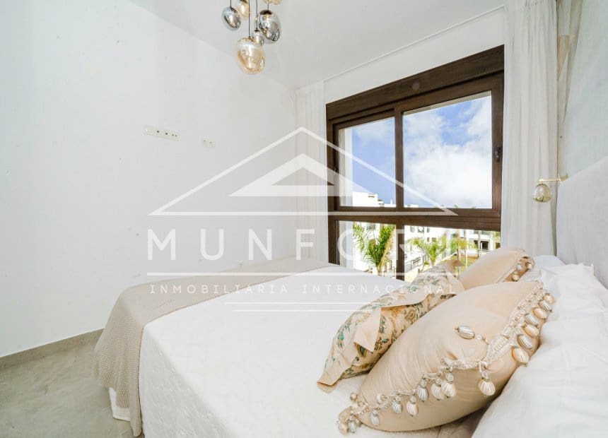 Bungalow de 2 habitaciones en Torrevieja en venta con piscina - 300.000 € (Ref: 10163389)