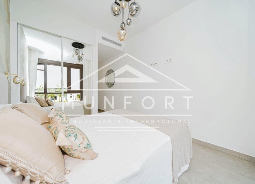 Bungalow de 2 habitaciones en Torrevieja en venta con piscina - 300.000 € (Ref: 10163389)
