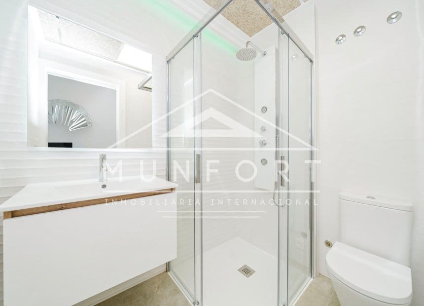 Bungalow de 2 habitaciones en Torrevieja en venta con piscina - 300.000 € (Ref: 10163389)