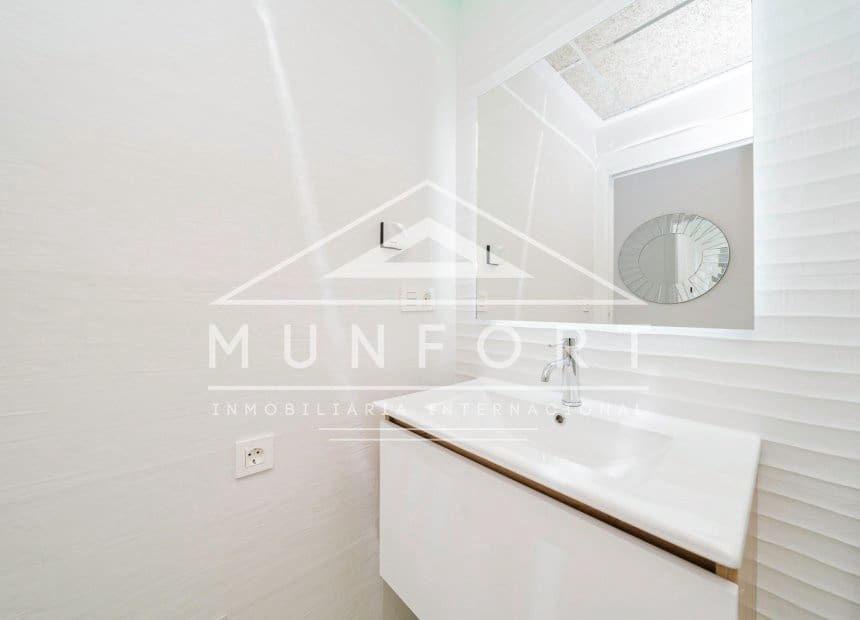 Bungalow de 2 habitaciones en Torrevieja en venta con piscina - 300.000 € (Ref: 10163389)