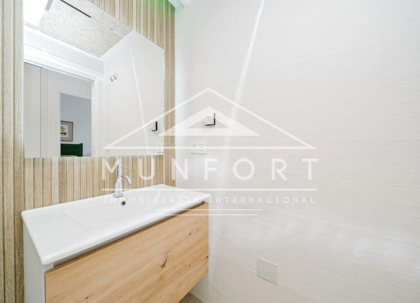 Bungalow de 2 habitaciones en Torrevieja en venta con piscina - 300.000 € (Ref: 10163389)