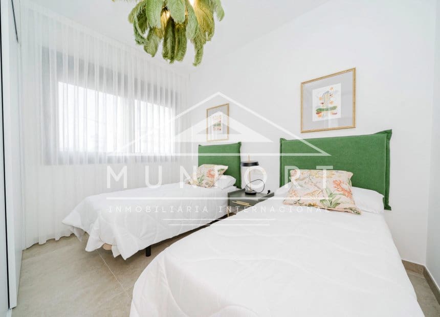 Bungalow de 2 habitaciones en Torrevieja en venta con piscina - 300.000 € (Ref: 10163389)