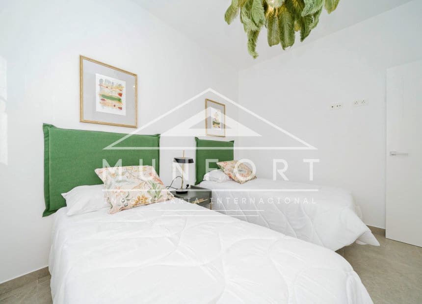 Bungalow de 2 habitaciones en Torrevieja en venta con piscina - 300.000 € (Ref: 10163389)